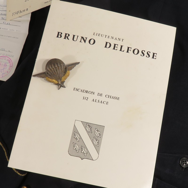 ENSEMBLE D'UN PILOTE DE MIRAGE III E DECEDE EN MISSION ET BREVET PARACHUTISTE INSIGNE ET PAPIERS ET SON UNIFORME DELFOSSE B