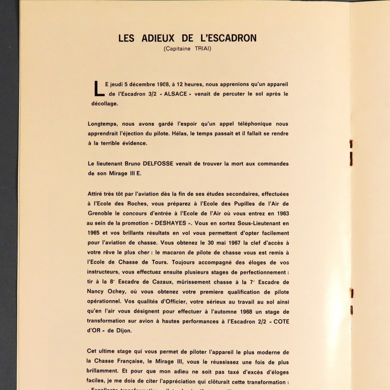 ENSEMBLE D'UN PILOTE DE MIRAGE III E DECEDE EN MISSION ET BREVET PARACHUTISTE INSIGNE ET PAPIERS ET SON UNIFORME DELFOSSE B