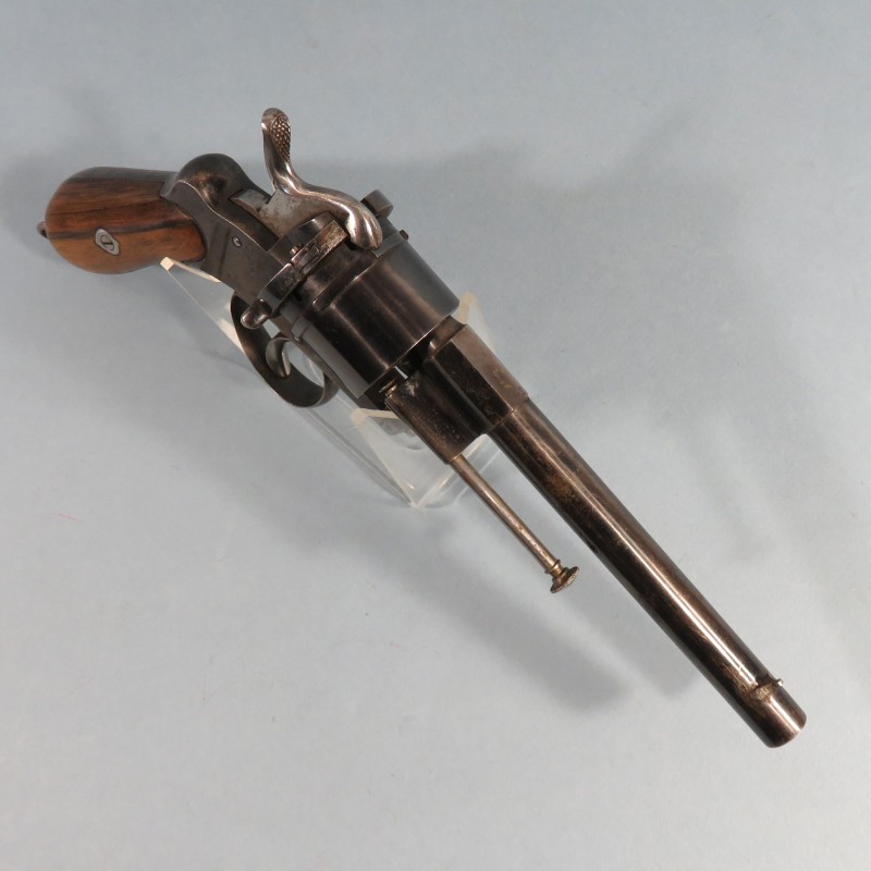 BEAU REVOLVER REGLEMENTAIRE DE CALIBRE 9 mm A BROCHE DE TYPE LEFAUCHEUX FABRICATION LIEGE VERS 1860 - 1880