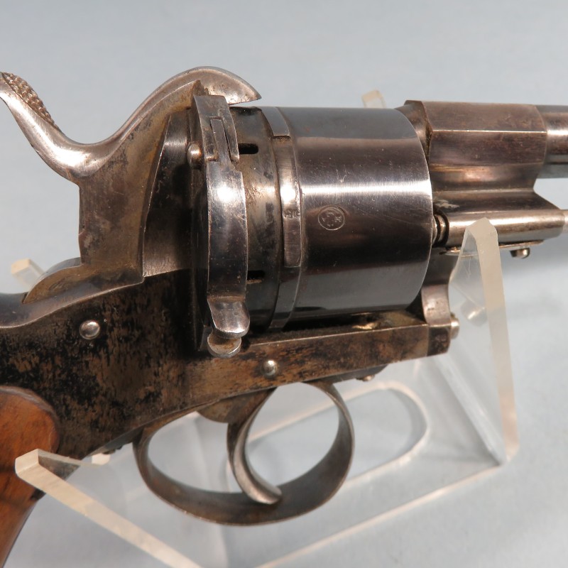 BEAU REVOLVER REGLEMENTAIRE DE CALIBRE 9 mm A BROCHE DE TYPE LEFAUCHEUX FABRICATION LIEGE VERS 1860 - 1880