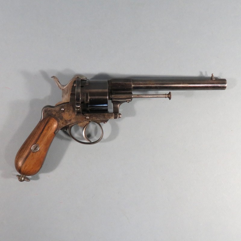 BEAU REVOLVER REGLEMENTAIRE DE CALIBRE 9 mm A BROCHE DE TYPE LEFAUCHEUX FABRICATION LIEGE VERS 1860 - 1880