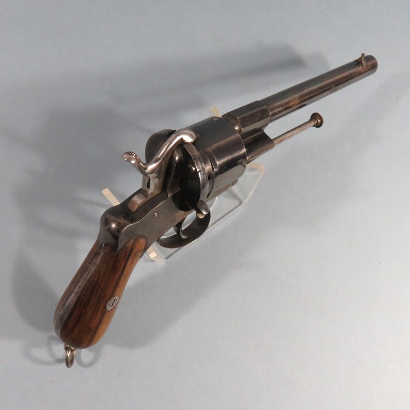 BEAU REVOLVER REGLEMENTAIRE DE CALIBRE 9 mm A BROCHE DE TYPE LEFAUCHEUX FABRICATION LIEGE VERS 1860 - 1880