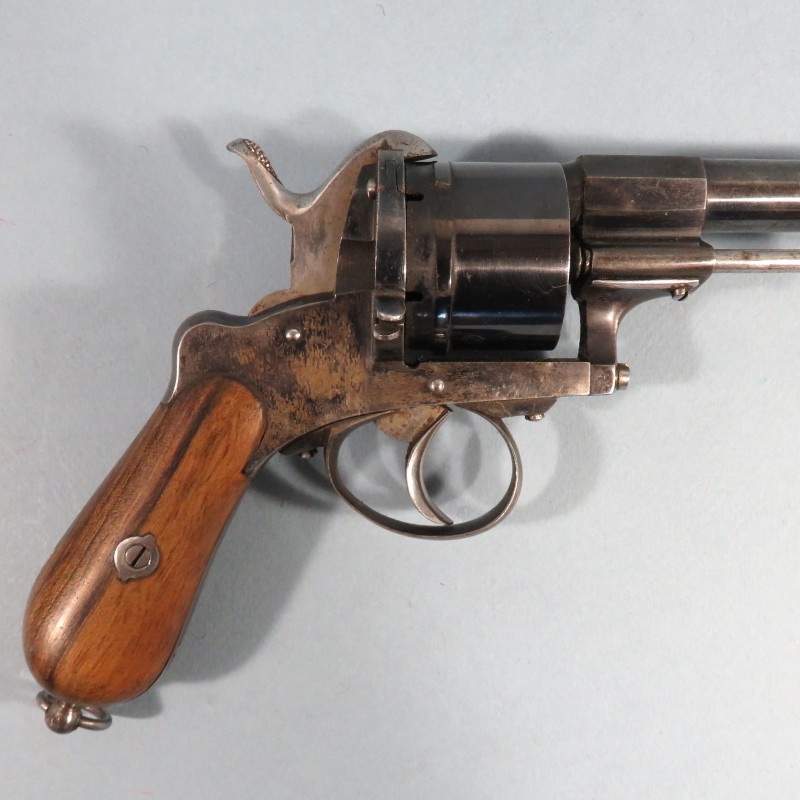 BEAU REVOLVER REGLEMENTAIRE DE CALIBRE 9 mm A BROCHE DE TYPE LEFAUCHEUX FABRICATION LIEGE VERS 1860 - 1880