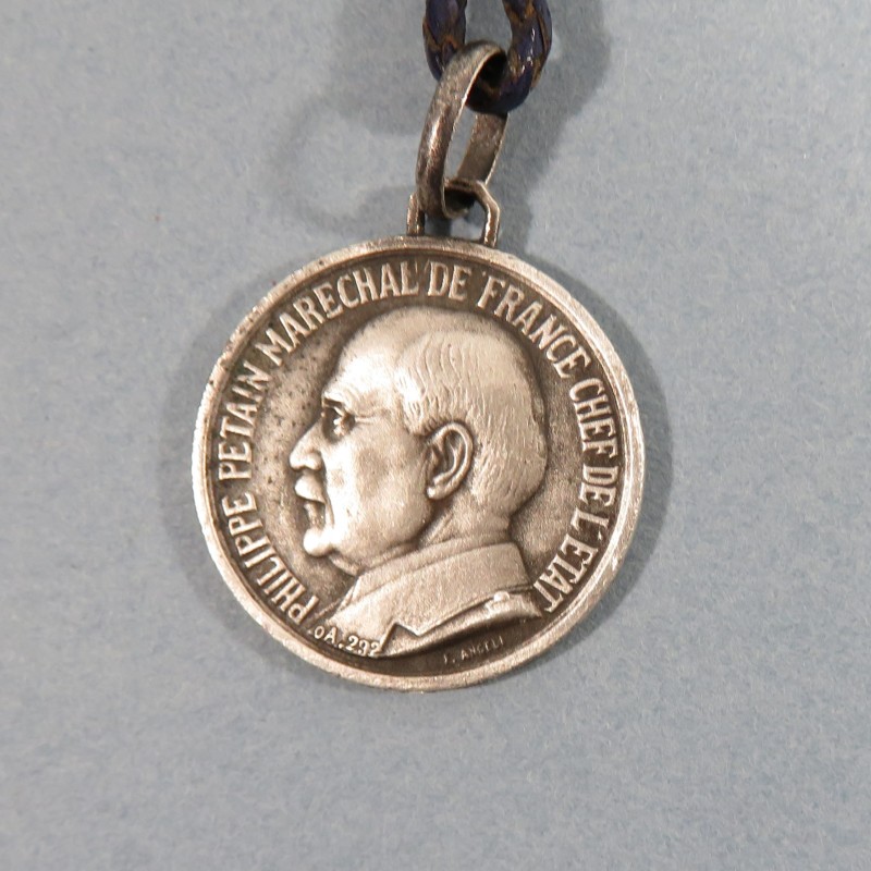 MEDAILLE OU BROCHE PROPAGANDE OU SOUVENIR DU MARECHAL PETAIN TRAVAIL FAMILLE PATRIE SERVIR 1940 1944