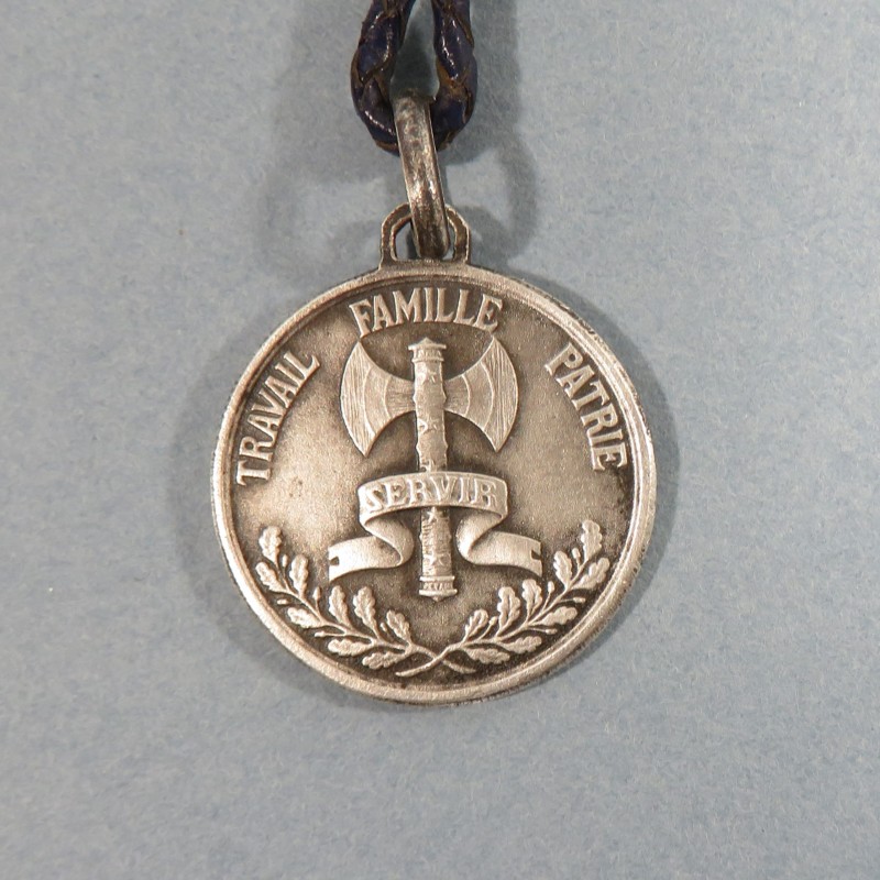 MEDAILLE OU BROCHE PROPAGANDE OU SOUVENIR DU MARECHAL PETAIN TRAVAIL FAMILLE PATRIE SERVIR 1940 1944