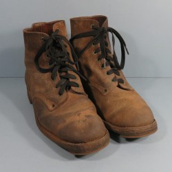 BRODEQUINS CLOUTES MILITAIRE EN CUIR MARRON MODELE 1945 ARMEE FRANCAISE INDOCHINE ALGERIE DATEES 1951 TAILLE 29/4 44