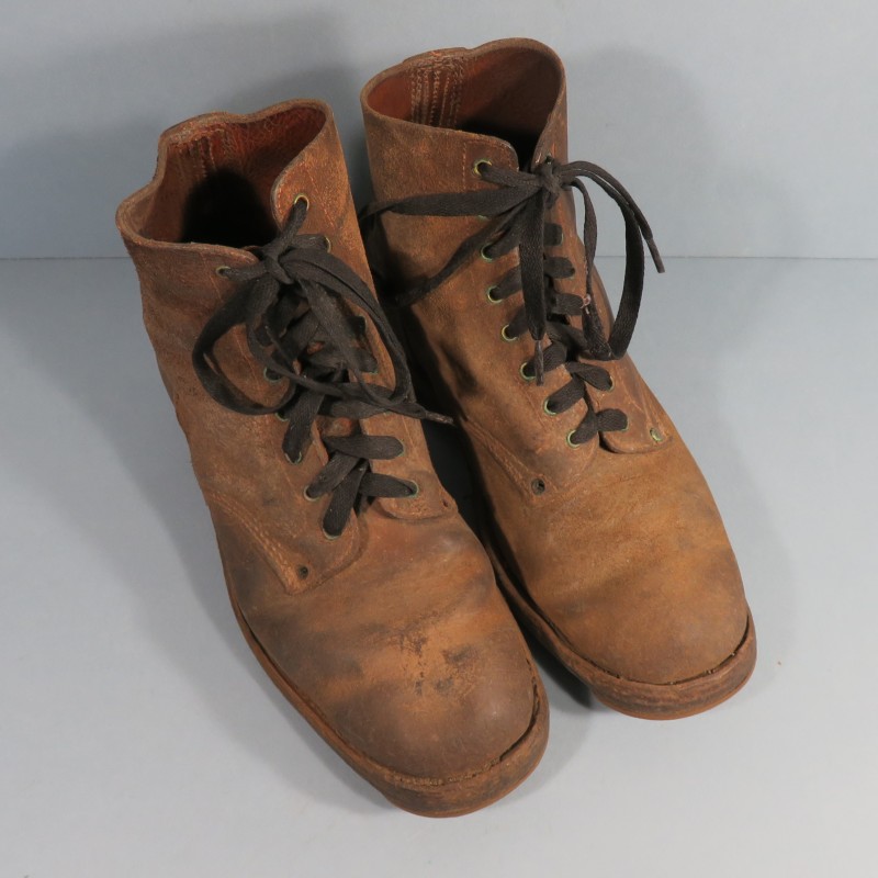 BRODEQUINS CLOUTES MILITAIRE EN CUIR MARRON MODELE 1945 ARMEE FRANCAISE INDOCHINE ALGERIE DATEES 1951 TAILLE 29/4 44