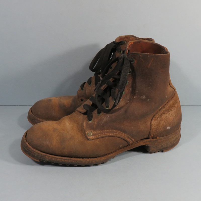 BRODEQUINS CLOUTES MILITAIRE EN CUIR MARRON MODELE 1945 ARMEE FRANCAISE INDOCHINE ALGERIE DATEES 1951 TAILLE 29/4 44