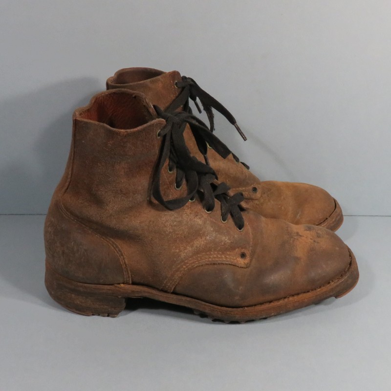 BRODEQUINS CLOUTES MILITAIRE EN CUIR MARRON MODELE 1945 ARMEE FRANCAISE INDOCHINE ALGERIE DATEES 1951 TAILLE 29/4 44