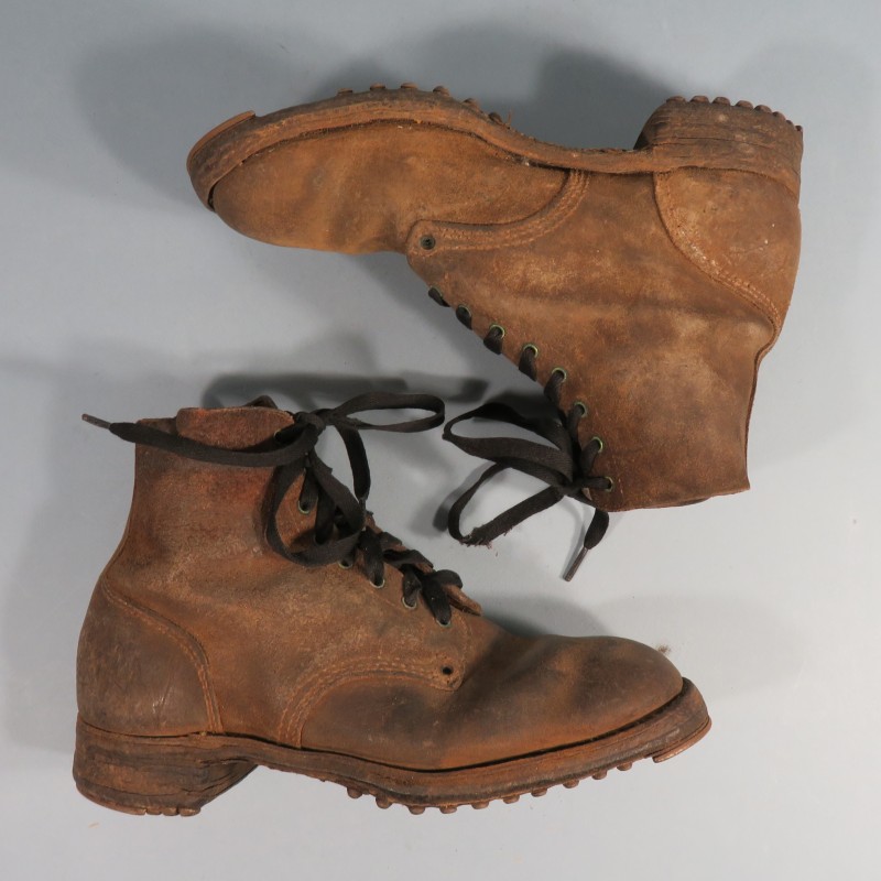 BRODEQUINS CLOUTES MILITAIRE EN CUIR MARRON MODELE 1945 ARMEE FRANCAISE INDOCHINE ALGERIE DATEES 1951 TAILLE 29/4 44