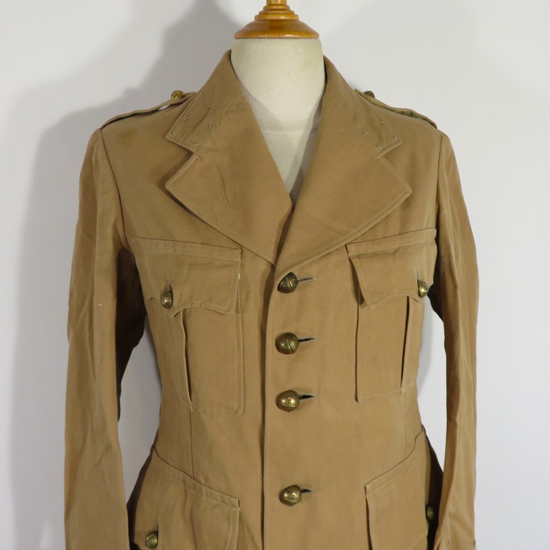 VESTE D'UNIFORME COULEUR SABLE POUR OFFICIER MODELE 1939 ARTILLERIE COLONIALE OU D'AFRIQUE QUASI NEUVE DE STOCK