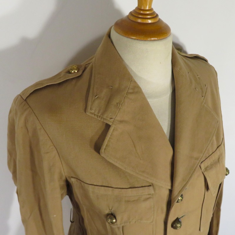 VESTE D'UNIFORME COULEUR SABLE POUR OFFICIER MODELE 1939 ARTILLERIE COLONIALE OU D'AFRIQUE QUASI NEUVE DE STOCK