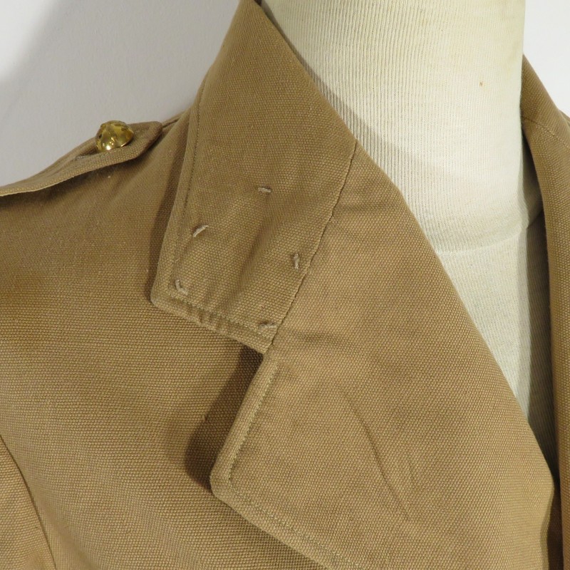 VESTE D'UNIFORME COULEUR SABLE POUR OFFICIER MODELE 1939 ARTILLERIE COLONIALE OU D'AFRIQUE QUASI NEUVE DE STOCK