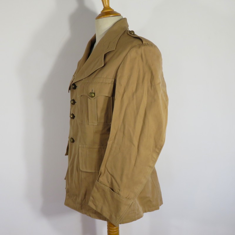 VESTE D'UNIFORME COULEUR SABLE POUR OFFICIER MODELE 1939 ARTILLERIE COLONIALE OU D'AFRIQUE QUASI NEUVE DE STOCK