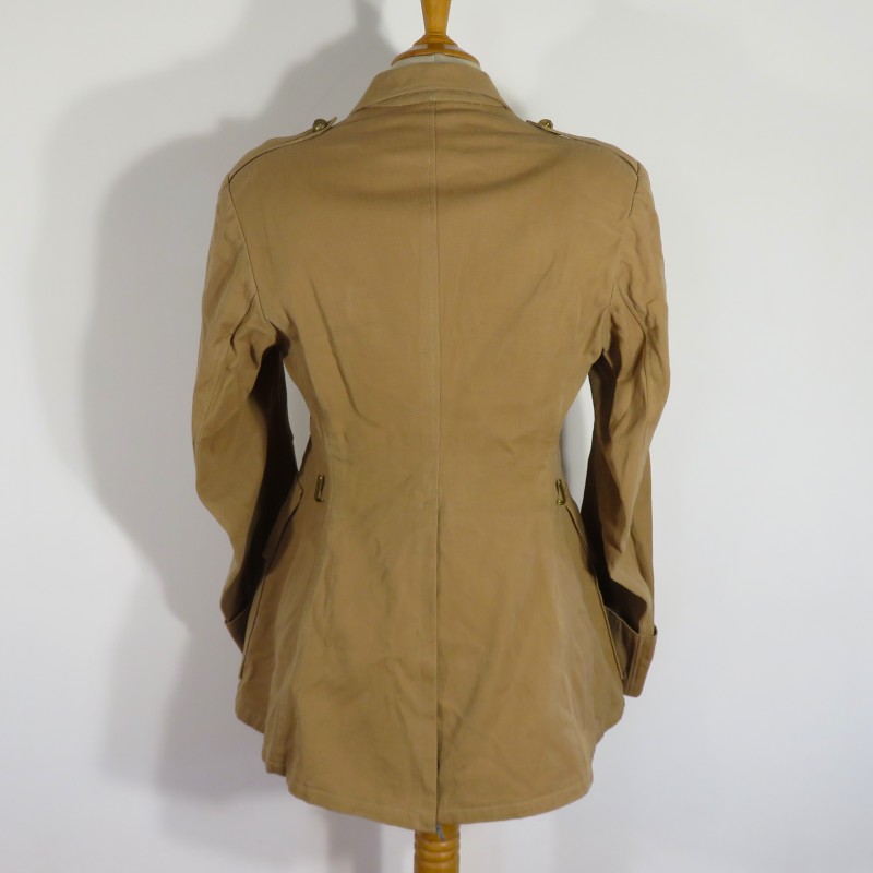 VESTE D'UNIFORME COULEUR SABLE POUR OFFICIER MODELE 1939 ARTILLERIE COLONIALE OU D'AFRIQUE QUASI NEUVE DE STOCK