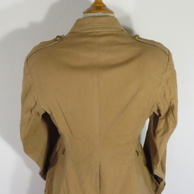 VESTE D'UNIFORME COULEUR SABLE POUR OFFICIER MODELE 1939 ARTILLERIE COLONIALE OU D'AFRIQUE QUASI NEUVE DE STOCK