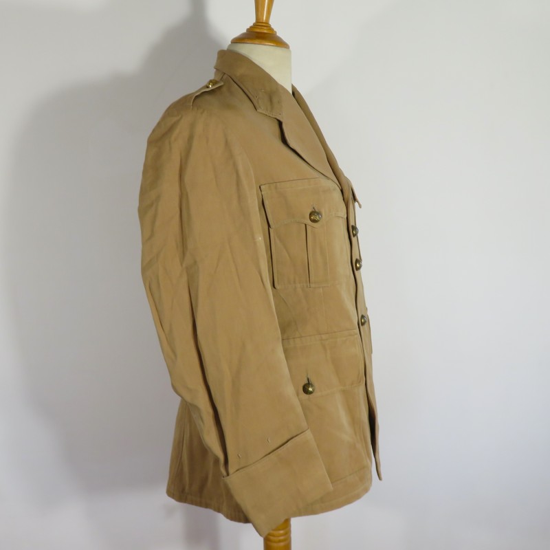 VESTE D'UNIFORME COULEUR SABLE POUR OFFICIER MODELE 1939 ARTILLERIE COLONIALE OU D'AFRIQUE QUASI NEUVE DE STOCK