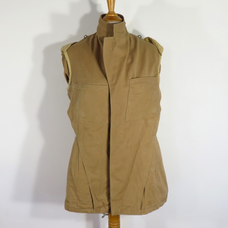 VESTE D'UNIFORME COULEUR SABLE POUR OFFICIER MODELE 1939 ARTILLERIE COLONIALE OU D'AFRIQUE QUASI NEUVE DE STOCK