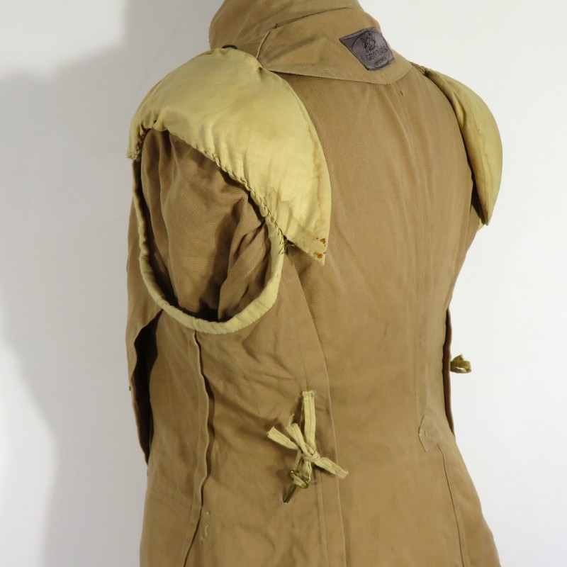 VESTE D'UNIFORME COULEUR SABLE POUR OFFICIER MODELE 1939 ARTILLERIE COLONIALE OU D'AFRIQUE QUASI NEUVE DE STOCK