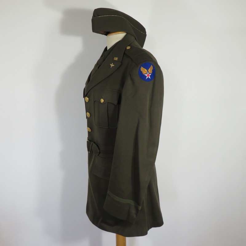 ENSEMBLE SECONDE GUERRE D'UN OFFICIER PILOTE DE L'USAAF NOMINATIF R.J. PITTMAN 8 PIECES