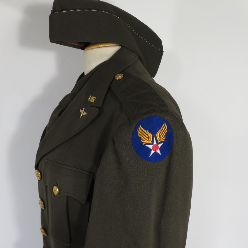 ENSEMBLE SECONDE GUERRE D'UN OFFICIER PILOTE DE L'USAAF NOMINATIF R.J. PITTMAN 8 PIECES