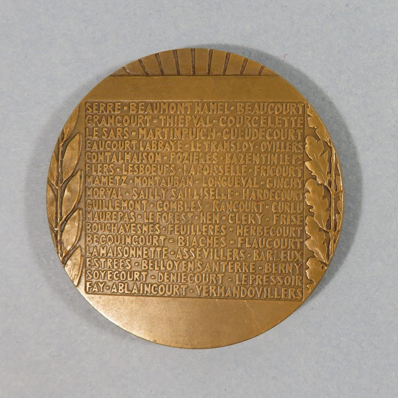 MEDAILLE DE TABLE DES ANCIENS COMBATTANTS FRANCO ANGLAIS DE LA SOMME COMBATS DE 1916 AVEC LISTE DES VILLES ET VILLAGES