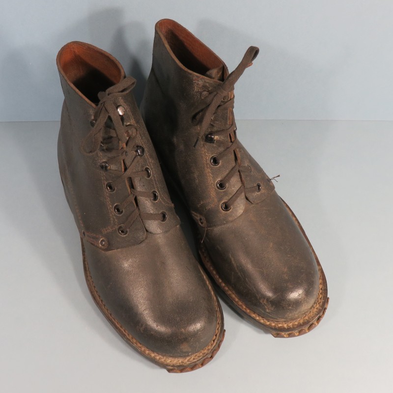 BRODEQUINS CHAUSSURES MILITAIRE EN CUIR NOIR MODELE SOC ARMEE FRANCAISE 1945 INDOCHINE ALGERIE TAILLE 40 CLOUTAGE ALPIN