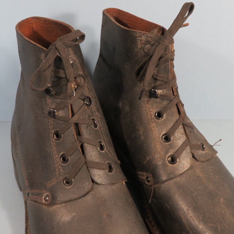 BRODEQUINS CHAUSSURES MILITAIRE EN CUIR NOIR MODELE SOC ARMEE FRANCAISE 1945 INDOCHINE ALGERIE TAILLE 40 CLOUTAGE ALPIN