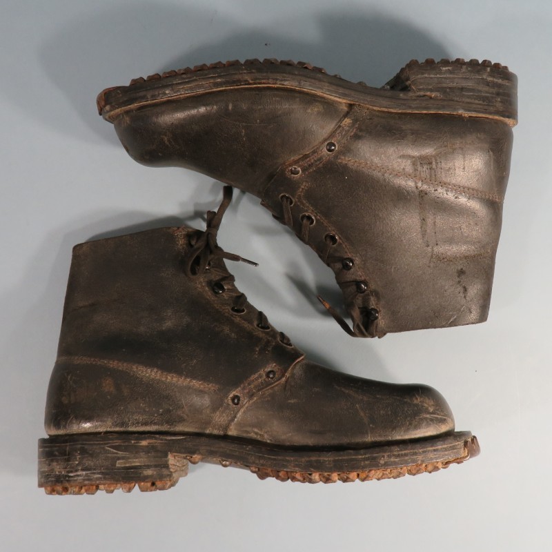 BRODEQUINS CHAUSSURES MILITAIRE EN CUIR NOIR MODELE SOC ARMEE FRANCAISE 1945 INDOCHINE ALGERIE TAILLE 40 CLOUTAGE ALPIN