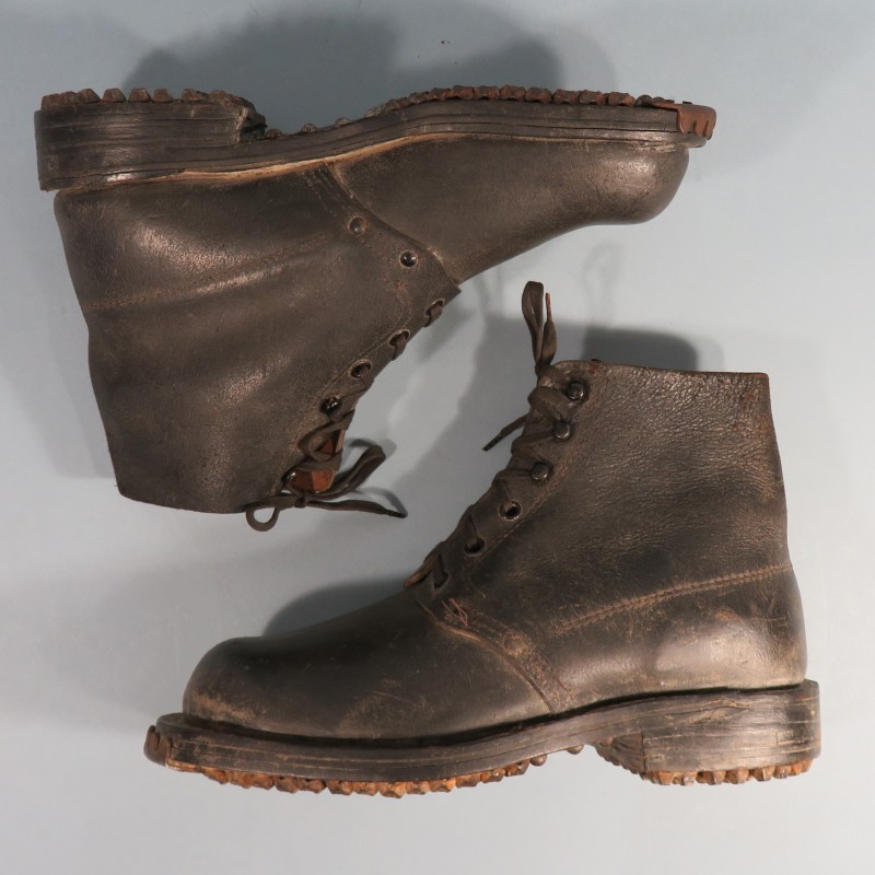 BRODEQUINS CHAUSSURES MILITAIRE EN CUIR NOIR MODELE SOC ARMEE FRANCAISE 1945 INDOCHINE ALGERIE TAILLE 40 CLOUTAGE ALPIN