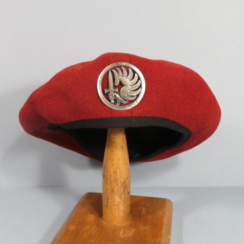 BERET ROUGE PARACHUTISTES TAILLE 54 FABRICATION ANNEES 1980 MODELE F1 1989 INSIGNE DRAGO NOISIEL