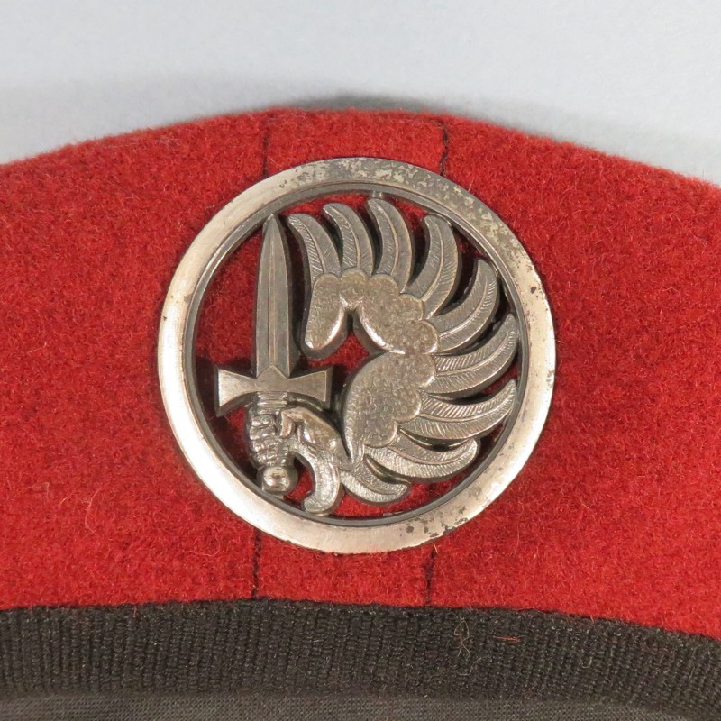 BERET ROUGE PARACHUTISTES TAILLE 54 FABRICATION ANNEES 1980 MODELE F1 1989 INSIGNE DRAGO NOISIEL