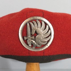 BERET ROUGE PARACHUTISTES TAILLE 54 FABRICATION ANNEES 1980 MODELE F1 1989 INSIGNE DRAGO NOISIEL