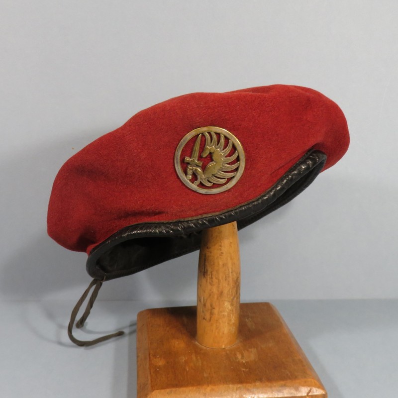 BERET ROUGE PARACHUTISTES TAP MODELE 1953 DATE 1969 TAILLE 56 INSIGNE DRAGO PARIS ROMAINVILLE