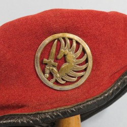 BERET ROUGE PARACHUTISTES TAP MODELE 1953 DATE 1969 TAILLE 56 INSIGNE DRAGO PARIS ROMAINVILLE