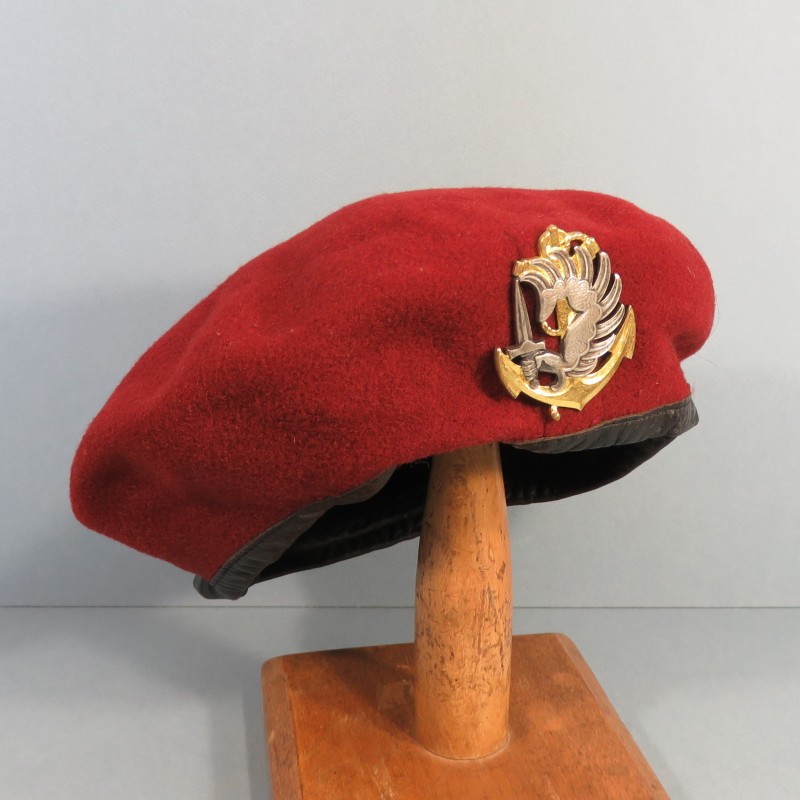 BERET ROUGE AMARANTE PARACHUTISTES DES TROUPES DE MARINE TAILLE 56 FABRICATION ANNEES 1982 INSIGNE DRAGO PARIS