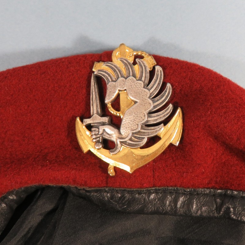 BERET ROUGE AMARANTE PARACHUTISTES DES TROUPES DE MARINE TAILLE 56 FABRICATION ANNEES 1982 INSIGNE DRAGO PARIS