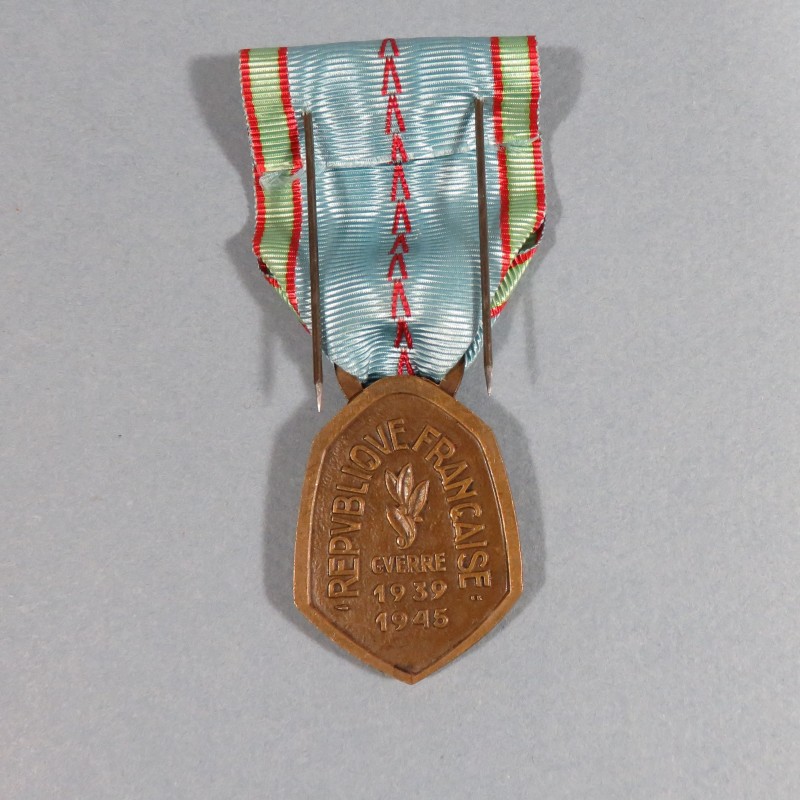 MEDAILLE COMMEMORATIVE GUERRE 1939-1945 ARMEE DE LIBERATION AVEC BARRETTE FRANCE EN BOITE CARTON