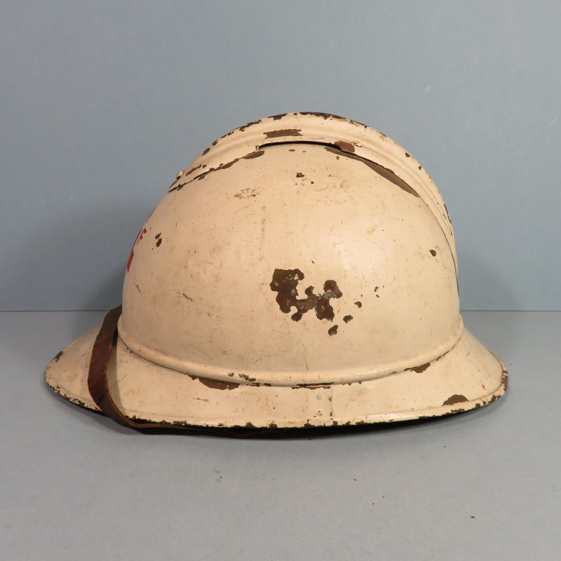 CASQUE FRANCAIS MODELE 1915 POUR LE SERVICE DE SANTE CROIX ROUGE INFIRMIER ET MEDECIN PEINTURE PREMIERE OU SECONDE GUERRE