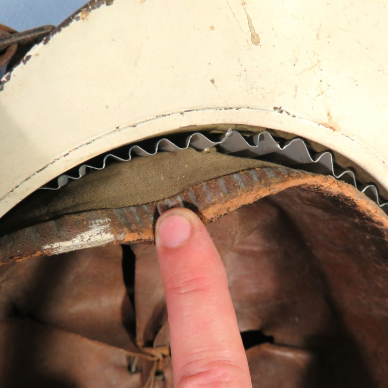 CASQUE FRANCAIS MODELE 1915 POUR LE SERVICE DE SANTE CROIX ROUGE INFIRMIER ET MEDECIN PEINTURE PREMIERE OU SECONDE GUERRE