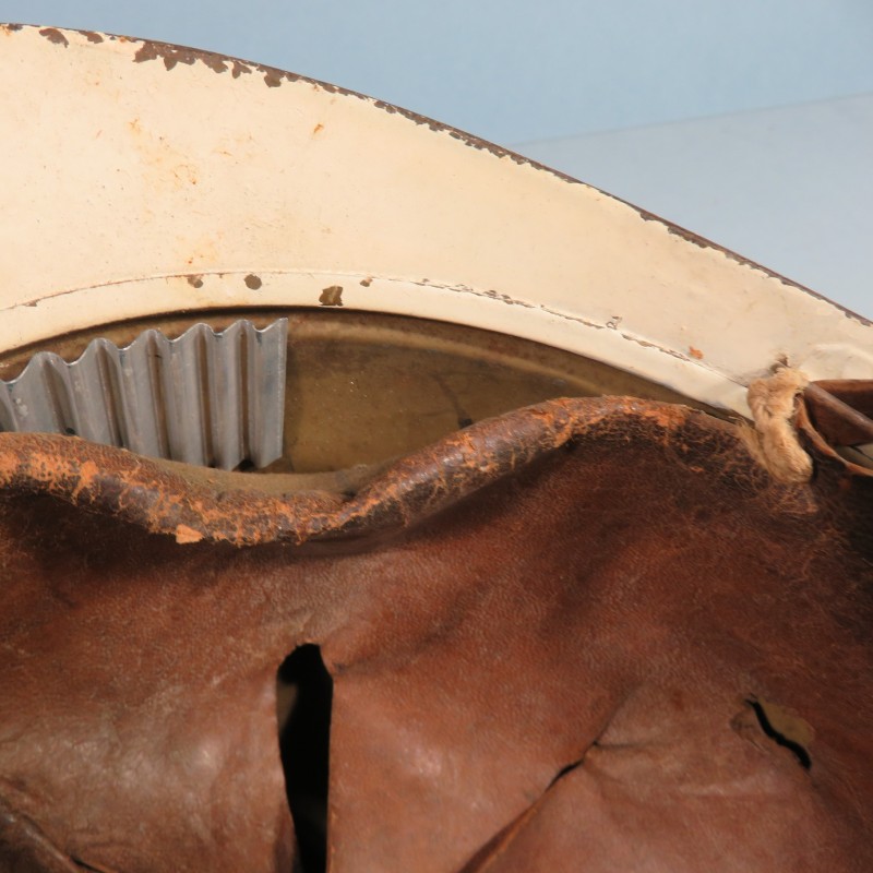 CASQUE FRANCAIS MODELE 1915 POUR LE SERVICE DE SANTE CROIX ROUGE INFIRMIER ET MEDECIN PEINTURE PREMIERE OU SECONDE GUERRE