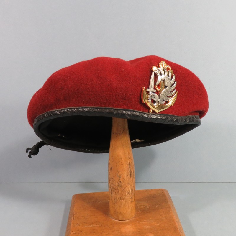 BERET ROUGE AMARANTE PARACHUTISTES DES TROUPES DE MARINE TAILLE 53 FABRICATION ANNEES 1998 INSIGNE DELSART