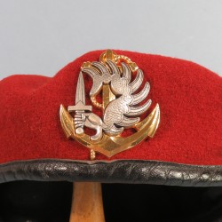 BERET ROUGE AMARANTE PARACHUTISTES DES TROUPES DE MARINE TAILLE 53 FABRICATION ANNEES 1998 INSIGNE DELSART