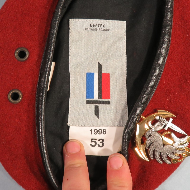 BERET ROUGE AMARANTE PARACHUTISTES DES TROUPES DE MARINE TAILLE 53 FABRICATION ANNEES 1998 INSIGNE DELSART