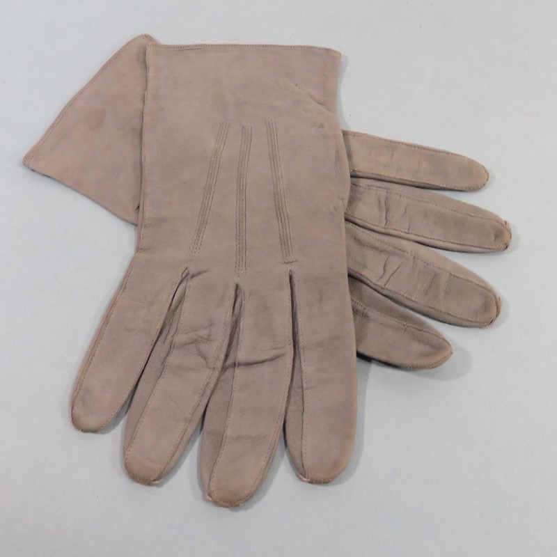 PAIRE DE GANTS EN CUIR GRIS POUR OFFICIERS FRANCAIS OU ALLEMAND TAILLE 9