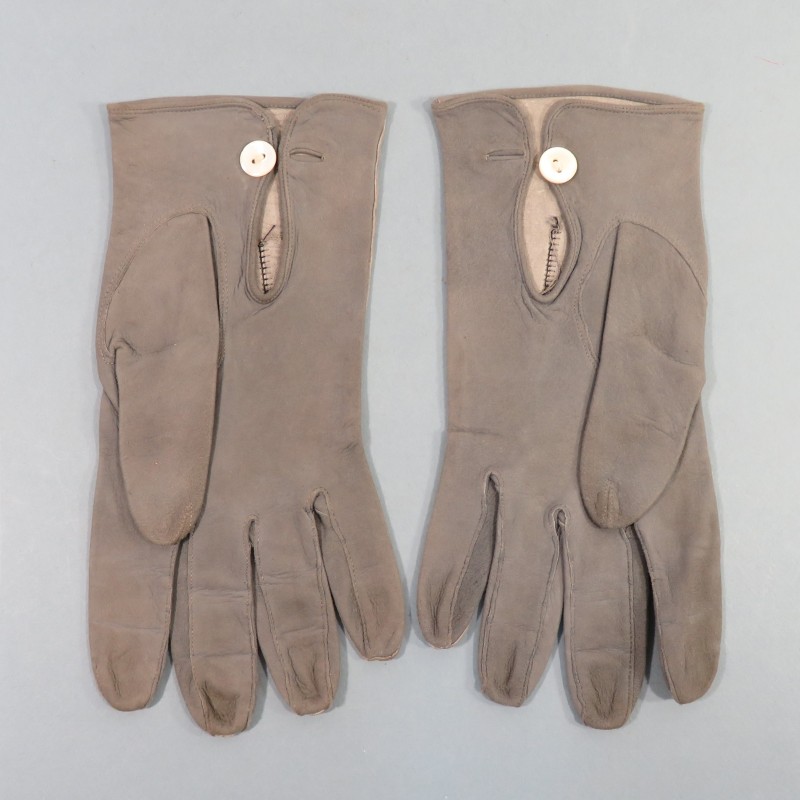 PAIRE DE GANTS EN CUIR GRIS POUR OFFICIERS FRANCAIS OU ALLEMAND TAILLE 9