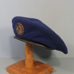 BERET BLEU ROI EN 3 PARTIES MODELE 1947 BELLE COULEUR PARACHUTISTES METRO TAP FAB. DELION PARIS TAILLE 56 INSIGNE MOURGEON