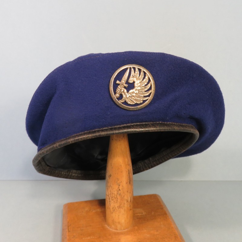 BERET BLEU ROI EN 3 PARTIES MODELE 1947 BELLE COULEUR PARACHUTISTES METRO TAP FAB. DELION PARIS TAILLE 56 INSIGNE MOURGEON