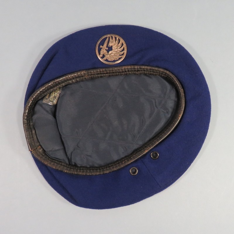 BERET BLEU ROI EN 3 PARTIES MODELE 1947 BELLE COULEUR PARACHUTISTES METRO TAP FAB. DELION PARIS TAILLE 56 INSIGNE MOURGEON