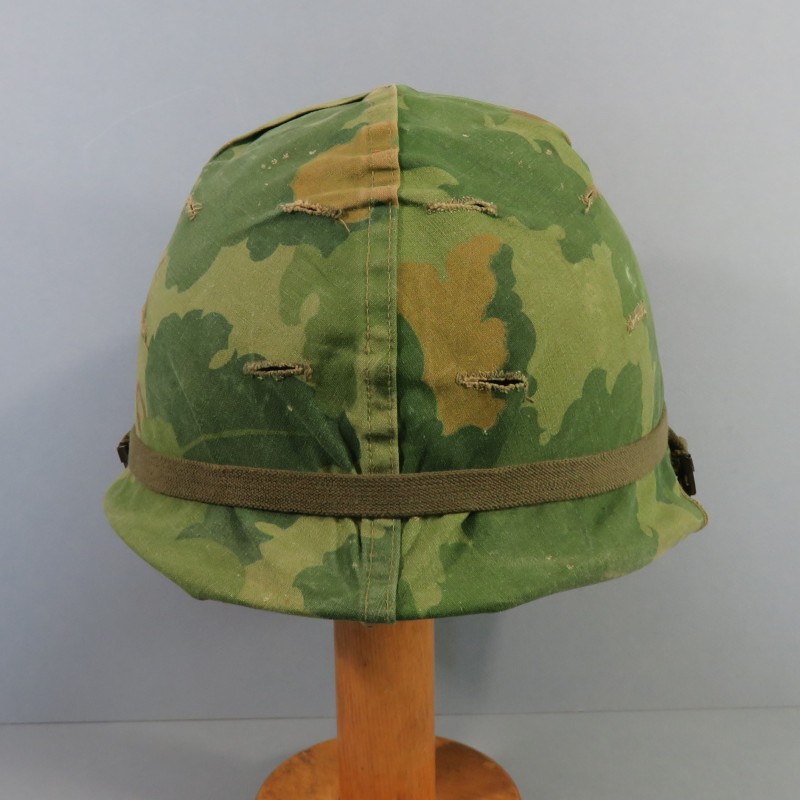 CASQUE US GUERRE DU VIETNAM AVEC COUVRE CASQUE MITCHELL CASQUE USM1 ET LINER MODELE 1966 DATE 1969 ET COUVRE CASQUE 1970